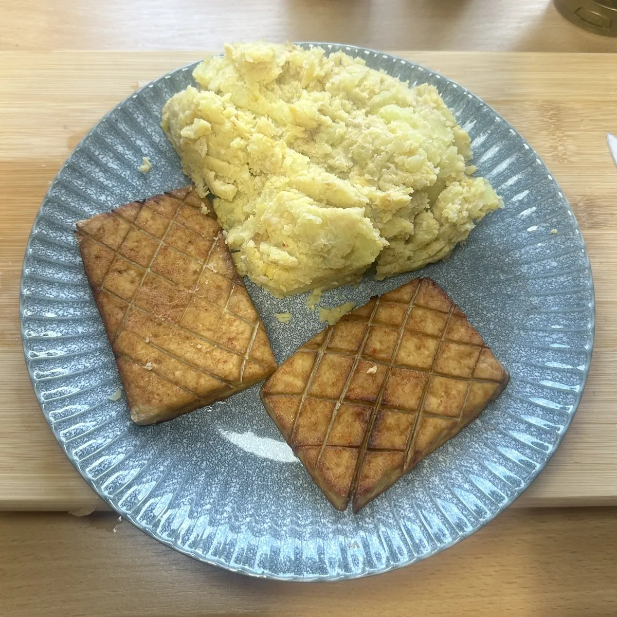 Tofu-Steak mit Kichererbsen-Stampf